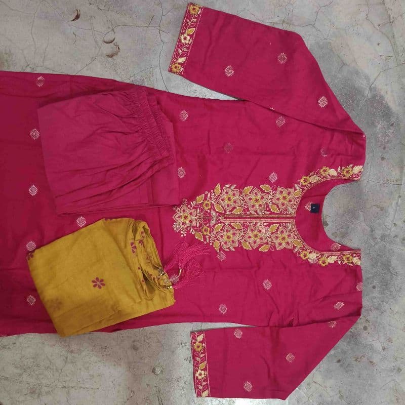 रानी पिङ्क कुर्ती सेट विथ पहेँलो दुपट्टा (३-पिस), photo 2 of 3