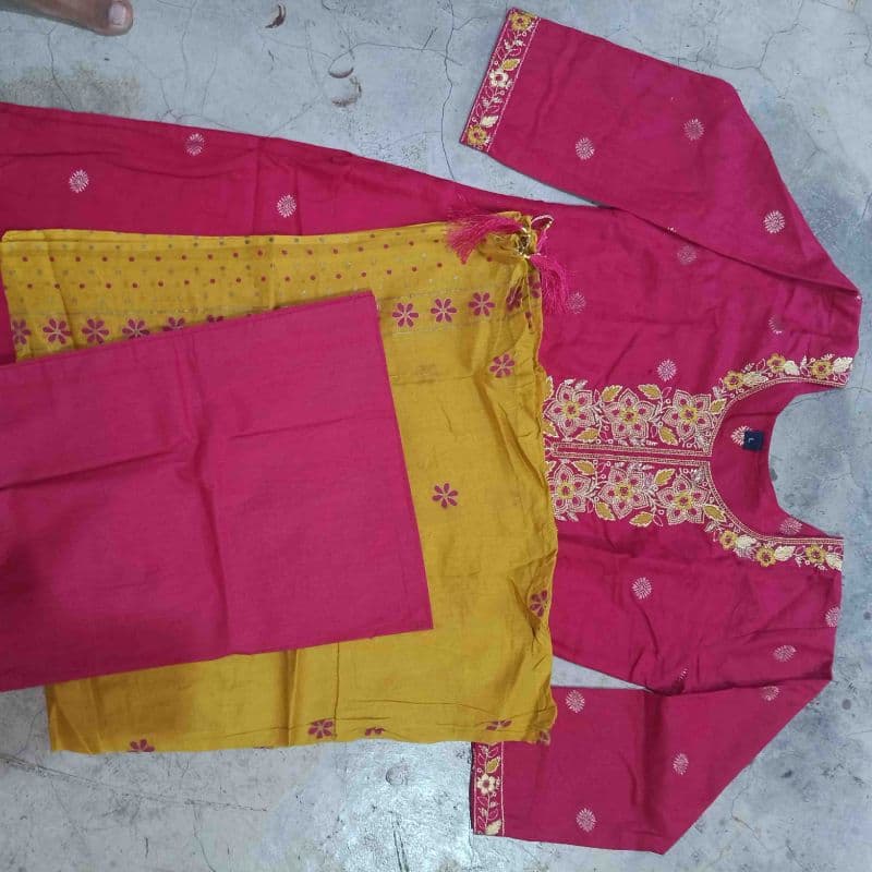 रानी पिङ्क कुर्ती सेट विथ पहेँलो दुपट्टा (३-पिस), photo 3 of 3