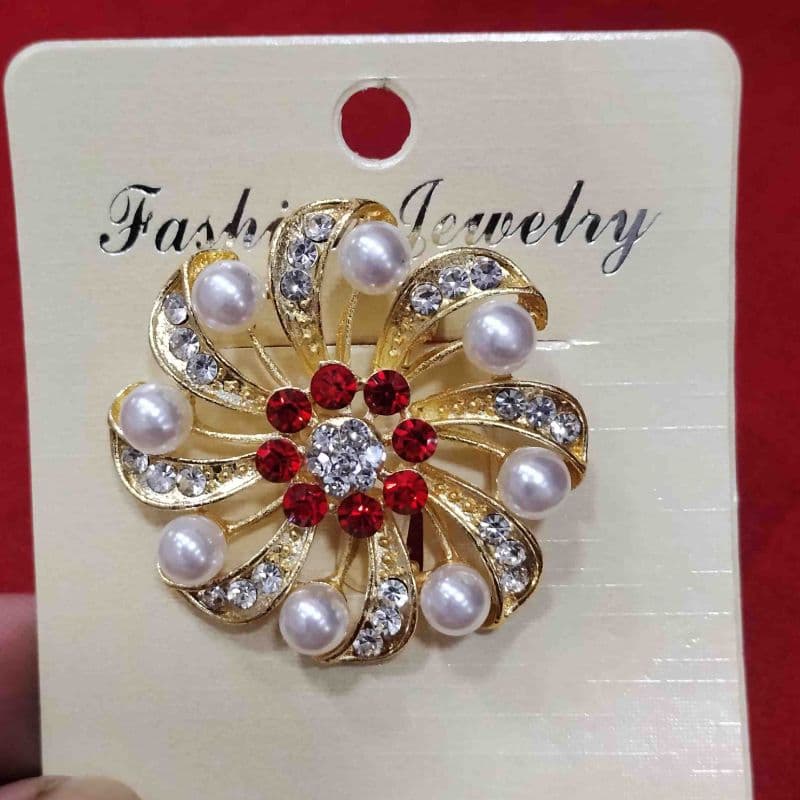 Sari Pin, photo 3 of 4